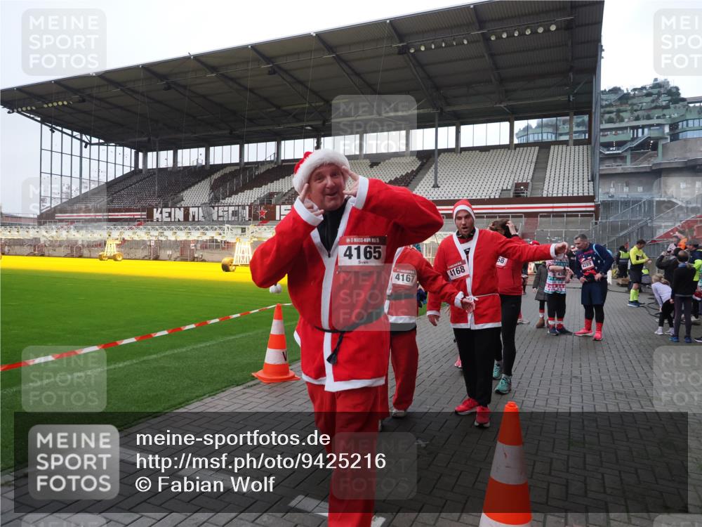 07.12.2025 - St. Pauli X-Mass-Run No. 15 Fabian Wolf http://msf.ph/oto/9425216 07.12.2025 12:12:17 Ziel 1033, 3978 meine-sportfotos.de