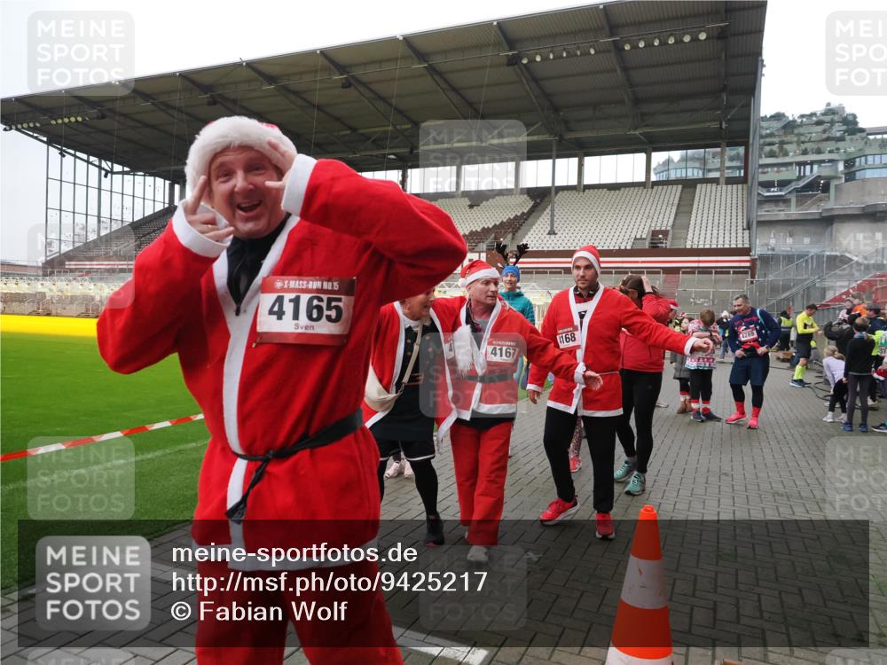07.12.2025 - St. Pauli X-Mass-Run No. 15 Fabian Wolf http://msf.ph/oto/9425217 07.12.2025 12:12:17 Ziel 1033, 3978 meine-sportfotos.de