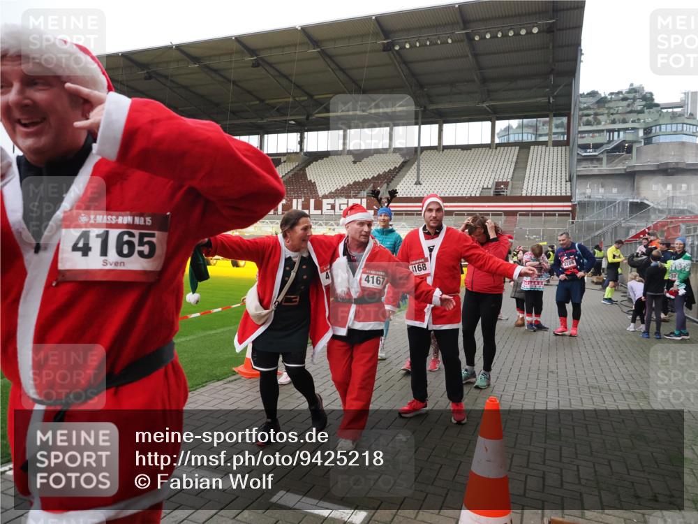 07.12.2025 - St. Pauli X-Mass-Run No. 15 Fabian Wolf http://msf.ph/oto/9425218 07.12.2025 12:12:18 Ziel 1033, 3977, 3978 meine-sportfotos.de
