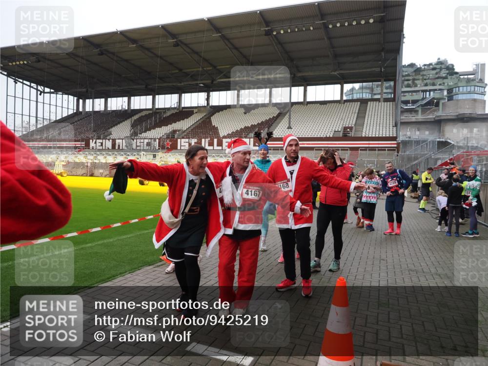 07.12.2025 - St. Pauli X-Mass-Run No. 15 Fabian Wolf http://msf.ph/oto/9425219 07.12.2025 12:12:18 Ziel 1033, 3977, 3978 meine-sportfotos.de