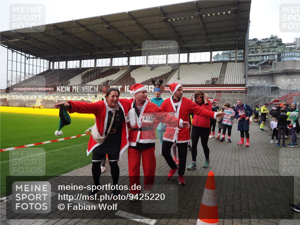 07.12.2025 - St. Pauli X-Mass-Run No. 15 Fabian Wolf http://msf.ph/oto/9425220 07.12.2025 12:12:18 Ziel 1033, 3977, 3978 meine-sportfotos.de