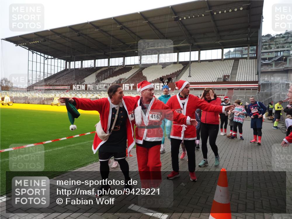 07.12.2025 - St. Pauli X-Mass-Run No. 15 Fabian Wolf http://msf.ph/oto/9425221 07.12.2025 12:12:18 Ziel 1033, 3977, 3978 meine-sportfotos.de