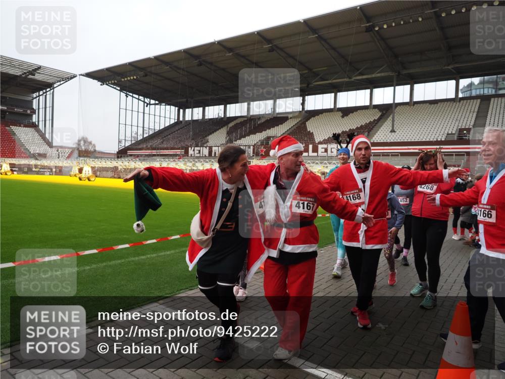 07.12.2025 - St. Pauli X-Mass-Run No. 15 Fabian Wolf http://msf.ph/oto/9425222 07.12.2025 12:12:19 Ziel 1033, 3977, 3978 meine-sportfotos.de