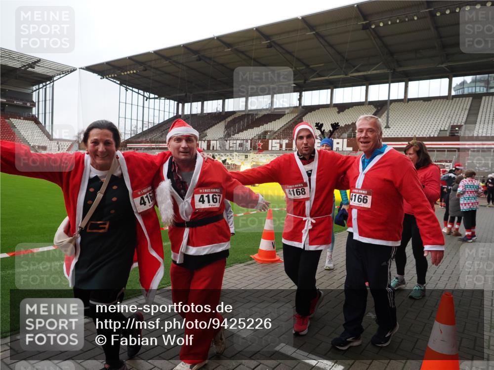 07.12.2025 - St. Pauli X-Mass-Run No. 15 Fabian Wolf http://msf.ph/oto/9425226 07.12.2025 12:12:20 Ziel 1033, 3977, 3978 meine-sportfotos.de