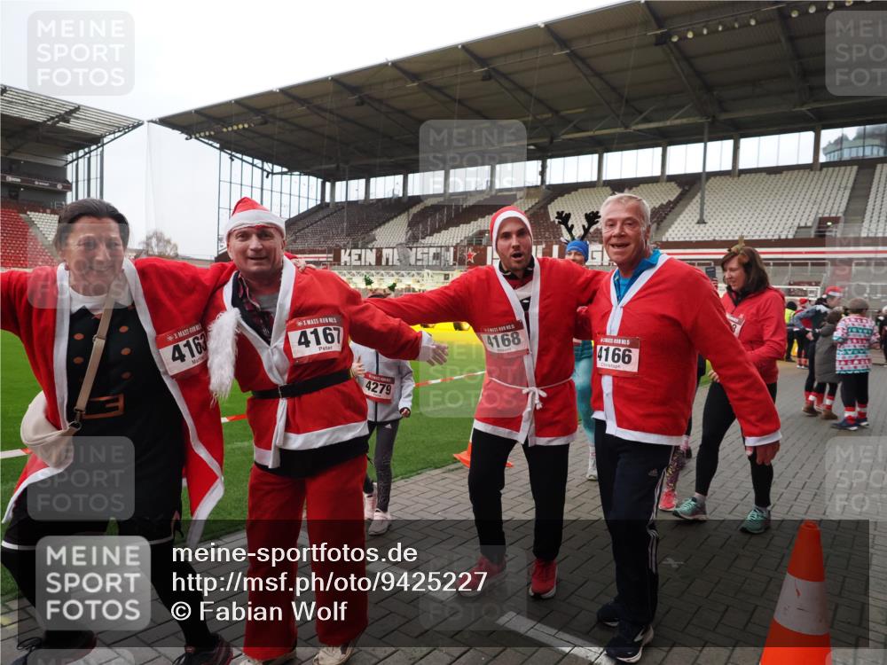 07.12.2025 - St. Pauli X-Mass-Run No. 15 Fabian Wolf http://msf.ph/oto/9425227 07.12.2025 12:12:20 Ziel 1033, 3977, 3978 meine-sportfotos.de