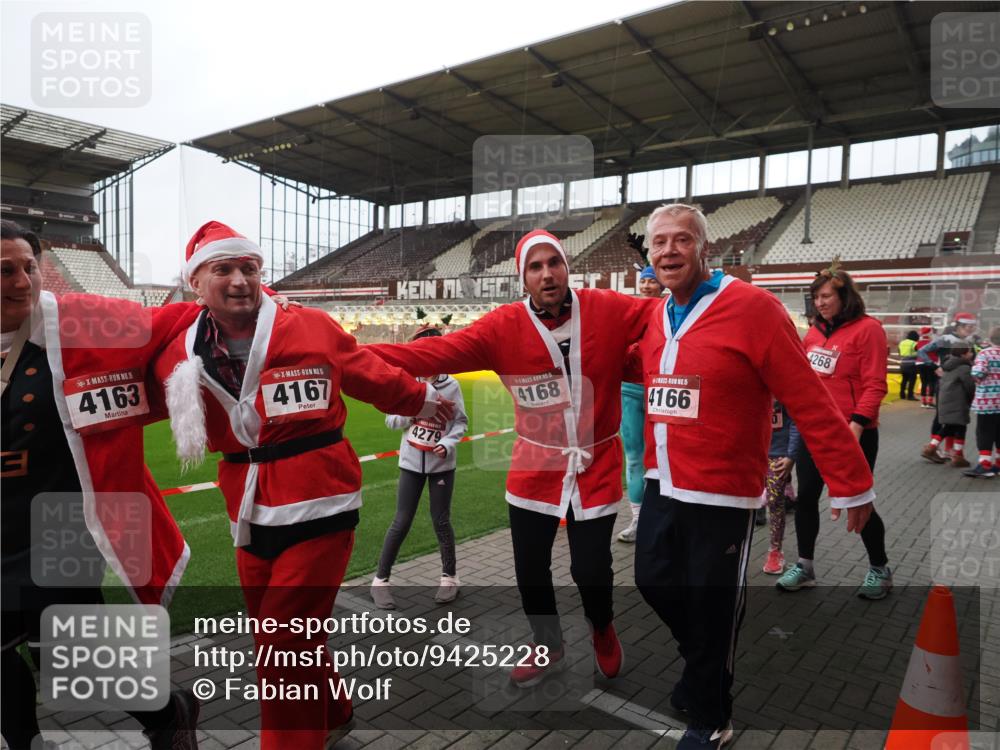 07.12.2025 - St. Pauli X-Mass-Run No. 15 Fabian Wolf http://msf.ph/oto/9425228 07.12.2025 12:12:20 Ziel 1033, 3977, 3978 meine-sportfotos.de