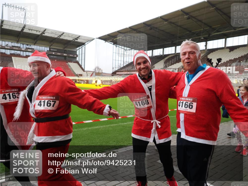 07.12.2025 - St. Pauli X-Mass-Run No. 15 Fabian Wolf http://msf.ph/oto/9425231 07.12.2025 12:12:21 Ziel 1033, 3972, 3977, 3978 meine-sportfotos.de