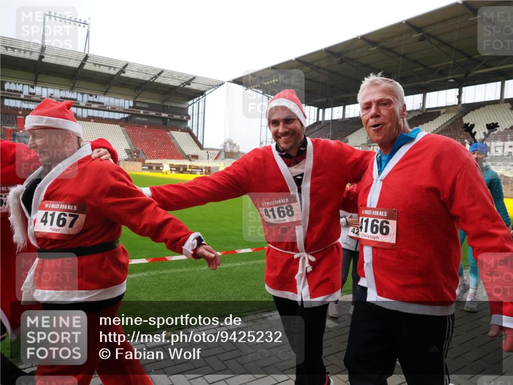 07.12.2025 - St. Pauli X-Mass-Run No. 15 Fabian Wolf http://msf.ph/oto/9425232 07.12.2025 12:12:21 Ziel 1033, 3972, 3977, 3978 meine-sportfotos.de