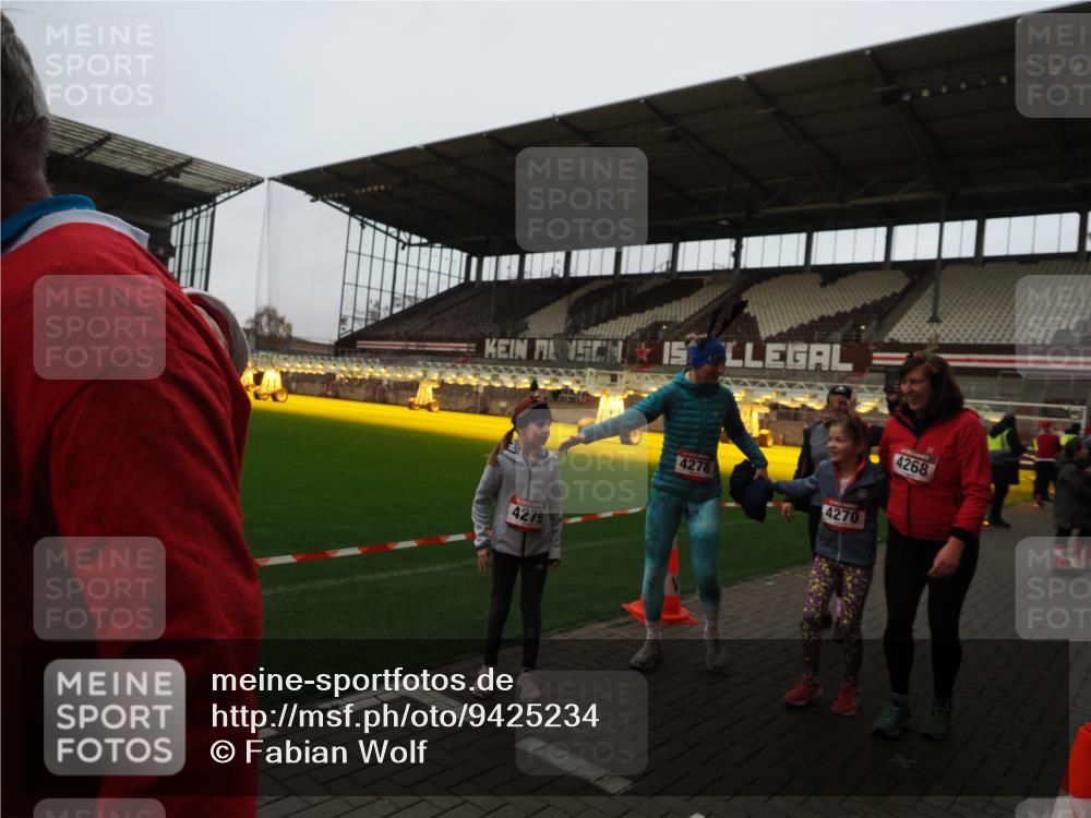 07.12.2025 - St. Pauli X-Mass-Run No. 15 Fabian Wolf http://msf.ph/oto/9425234 07.12.2025 12:12:21 Ziel 1033, 3972, 3977, 3978 meine-sportfotos.de