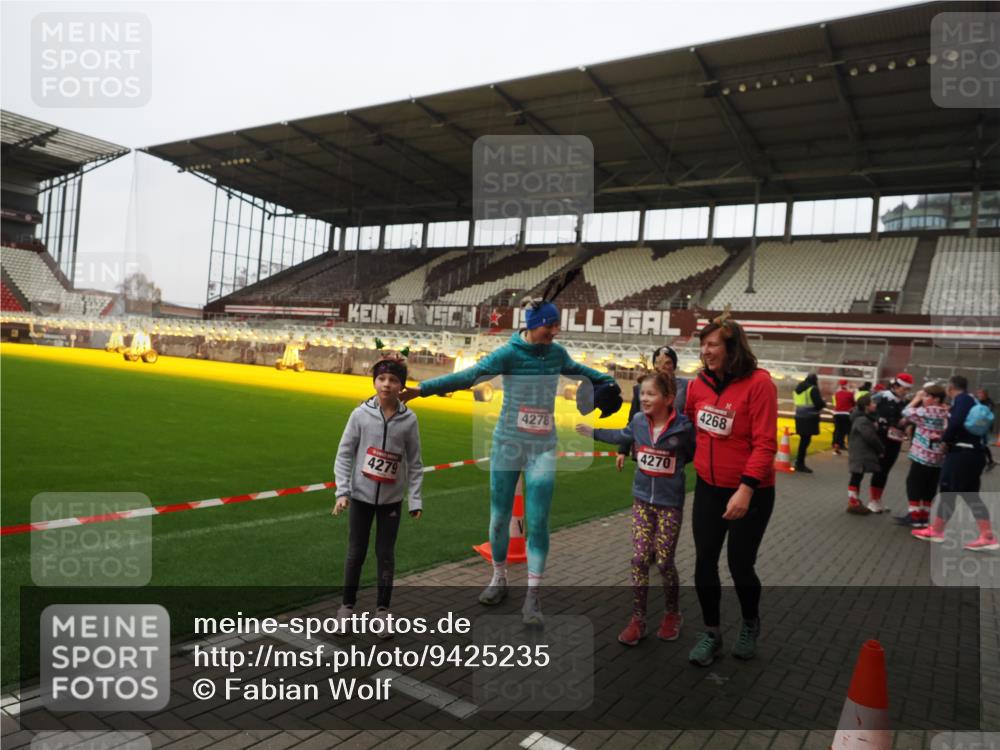 07.12.2025 - St. Pauli X-Mass-Run No. 15 Fabian Wolf http://msf.ph/oto/9425235 07.12.2025 12:12:22 Ziel 1033, 3972, 3977, 3978 meine-sportfotos.de