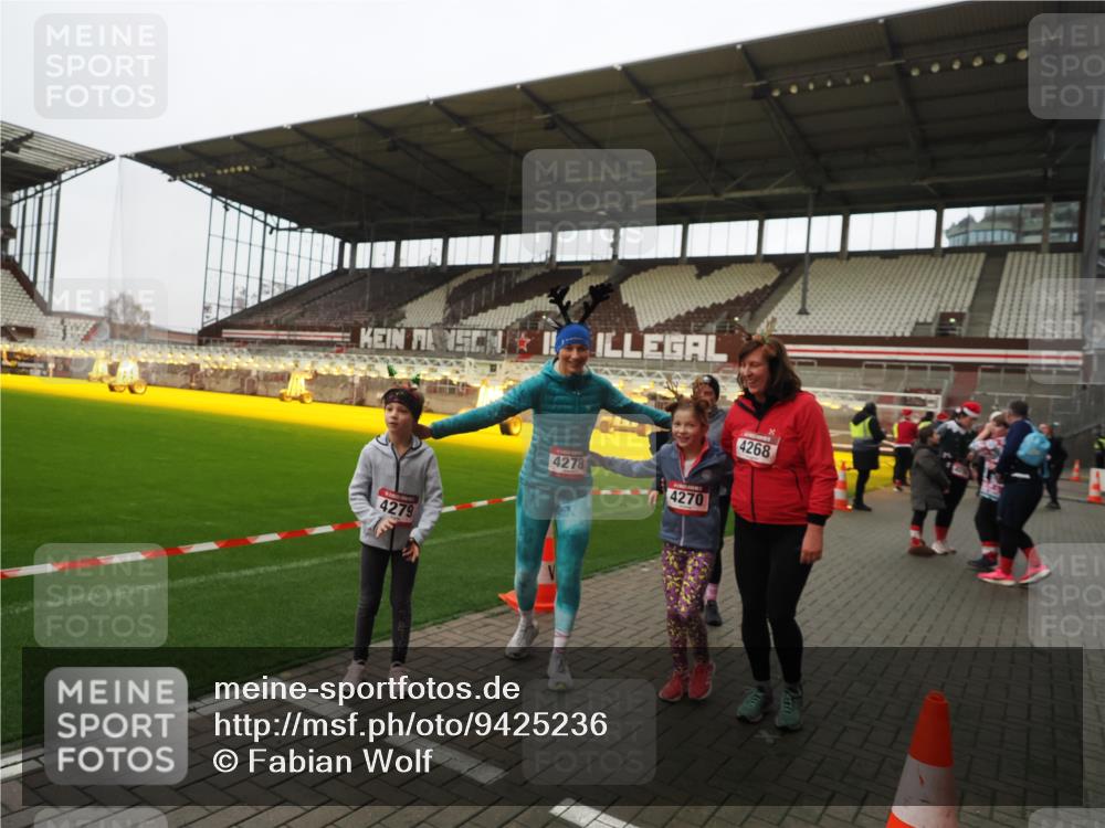 07.12.2025 - St. Pauli X-Mass-Run No. 15 Fabian Wolf http://msf.ph/oto/9425236 07.12.2025 12:12:22 Ziel 1033, 3972, 3977, 3978 meine-sportfotos.de