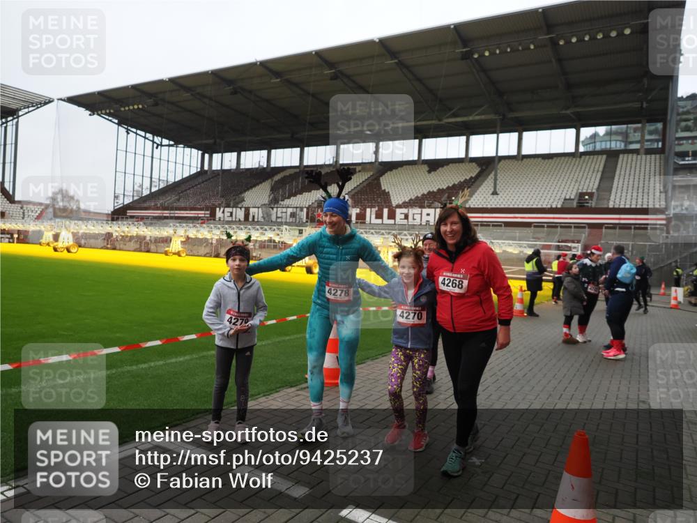 07.12.2025 - St. Pauli X-Mass-Run No. 15 Fabian Wolf http://msf.ph/oto/9425237 07.12.2025 12:12:22 Ziel 1033, 3972, 3977, 3978 meine-sportfotos.de