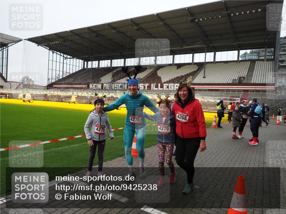 07.12.2025 - St. Pauli X-Mass-Run No. 15 Fabian Wolf http://msf.ph/oto/9425238 07.12.2025 12:12:23 Ziel 1033, 3972, 3977, 3978 meine-sportfotos.de
