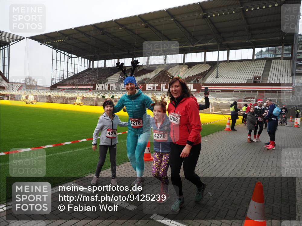 07.12.2025 - St. Pauli X-Mass-Run No. 15 Fabian Wolf http://msf.ph/oto/9425239 07.12.2025 12:12:23 Ziel 1033, 3972, 3977, 3978 meine-sportfotos.de