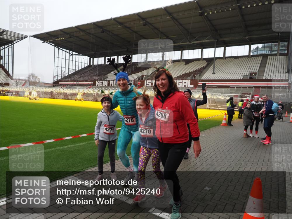07.12.2025 - St. Pauli X-Mass-Run No. 15 Fabian Wolf http://msf.ph/oto/9425240 07.12.2025 12:12:23 Ziel 1033, 3972, 3977, 3978 meine-sportfotos.de