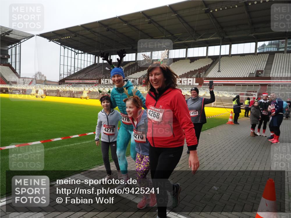 07.12.2025 - St. Pauli X-Mass-Run No. 15 Fabian Wolf http://msf.ph/oto/9425241 07.12.2025 12:12:23 Ziel 1033, 3972, 3977, 3978 meine-sportfotos.de