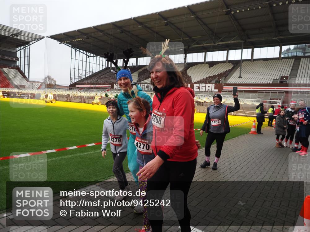 07.12.2025 - St. Pauli X-Mass-Run No. 15 Fabian Wolf http://msf.ph/oto/9425242 07.12.2025 12:12:23 Ziel 1033, 3972, 3977, 3978 meine-sportfotos.de