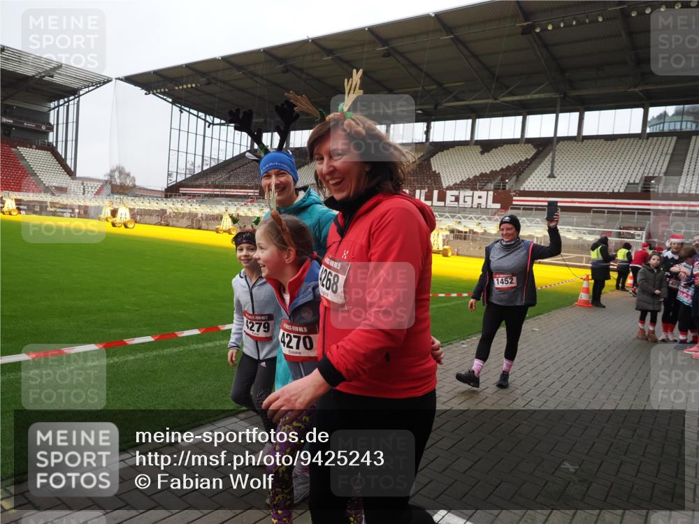 07.12.2025 - St. Pauli X-Mass-Run No. 15 Fabian Wolf http://msf.ph/oto/9425243 07.12.2025 12:12:24 Ziel 1033, 3972, 3977, 3978 meine-sportfotos.de