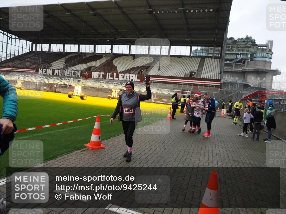 07.12.2025 - St. Pauli X-Mass-Run No. 15 Fabian Wolf http://msf.ph/oto/9425244 07.12.2025 12:12:24 Ziel 1033, 3972, 3977, 3978 meine-sportfotos.de