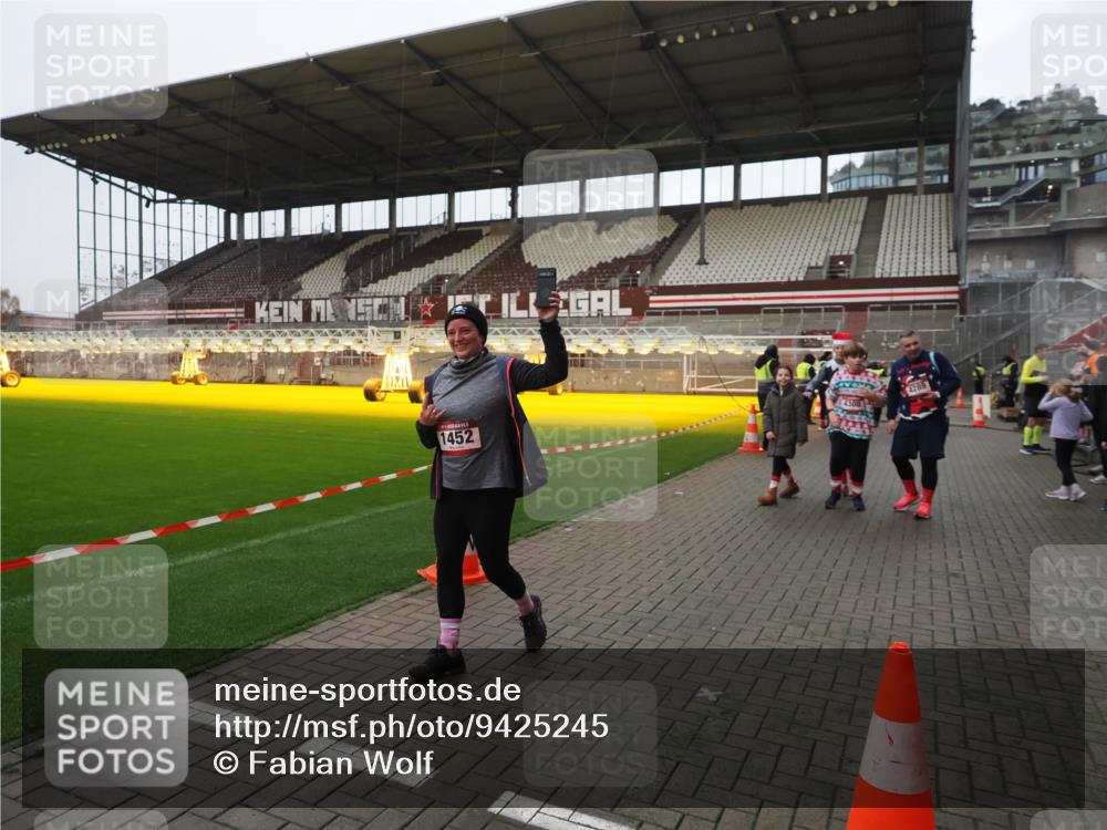 07.12.2025 - St. Pauli X-Mass-Run No. 15 Fabian Wolf http://msf.ph/oto/9425245 07.12.2025 12:12:25 Ziel 1033, 3972, 3977, 3978 meine-sportfotos.de