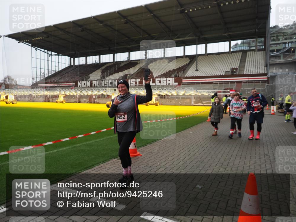 07.12.2025 - St. Pauli X-Mass-Run No. 15 Fabian Wolf http://msf.ph/oto/9425246 07.12.2025 12:12:25 Ziel 1033, 3972, 3977, 3978 meine-sportfotos.de