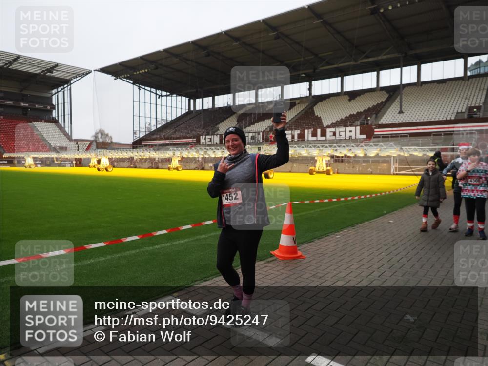 07.12.2025 - St. Pauli X-Mass-Run No. 15 Fabian Wolf http://msf.ph/oto/9425247 07.12.2025 12:12:26 Ziel 1033, 3972, 3977, 3978 meine-sportfotos.de