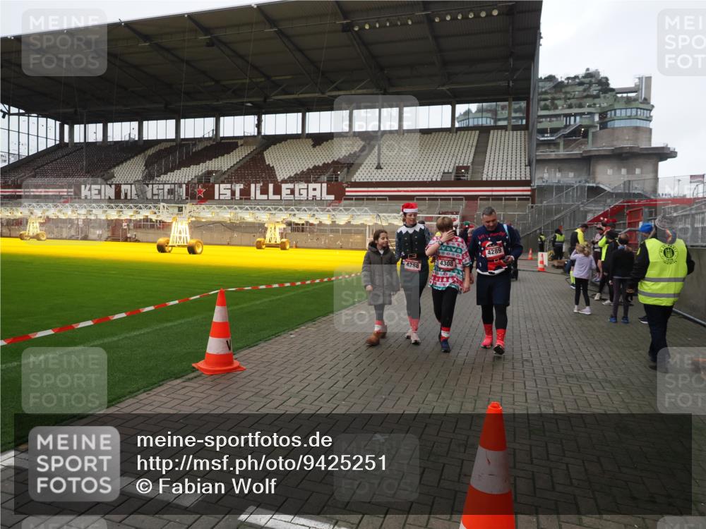 07.12.2025 - St. Pauli X-Mass-Run No. 15 Fabian Wolf http://msf.ph/oto/9425251 07.12.2025 12:12:27 Ziel 3972, 3977, 3978 meine-sportfotos.de