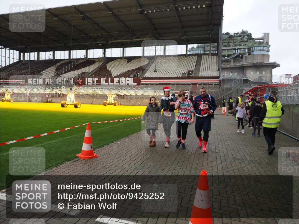 07.12.2025 - St. Pauli X-Mass-Run No. 15 Fabian Wolf http://msf.ph/oto/9425252 07.12.2025 12:12:27 Ziel 3972, 3977, 3978 meine-sportfotos.de