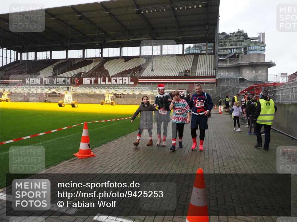 07.12.2025 - St. Pauli X-Mass-Run No. 15 Fabian Wolf http://msf.ph/oto/9425253 07.12.2025 12:12:28 Ziel 3972, 3977, 3978 meine-sportfotos.de