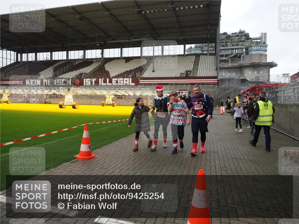 07.12.2025 - St. Pauli X-Mass-Run No. 15 Fabian Wolf http://msf.ph/oto/9425254 07.12.2025 12:12:28 Ziel 3972, 3977, 3978 meine-sportfotos.de