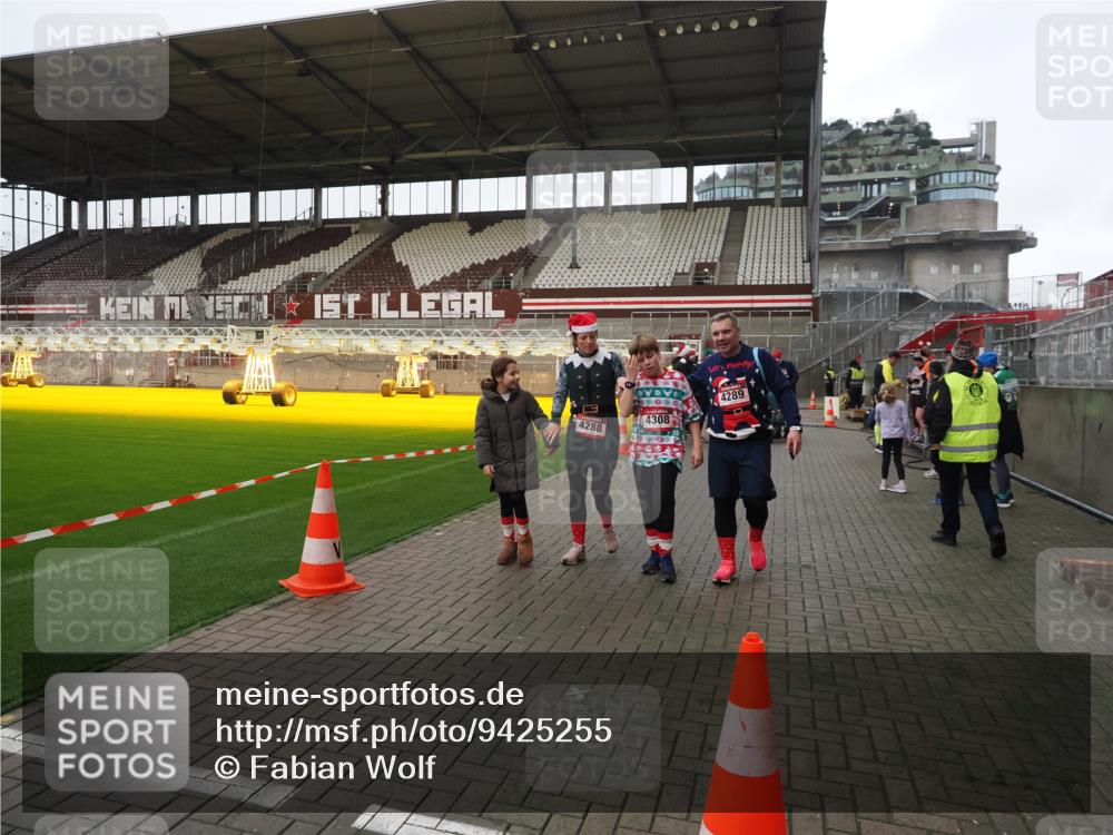 07.12.2025 - St. Pauli X-Mass-Run No. 15 Fabian Wolf http://msf.ph/oto/9425255 07.12.2025 12:12:28 Ziel 3972, 3977, 3978 meine-sportfotos.de