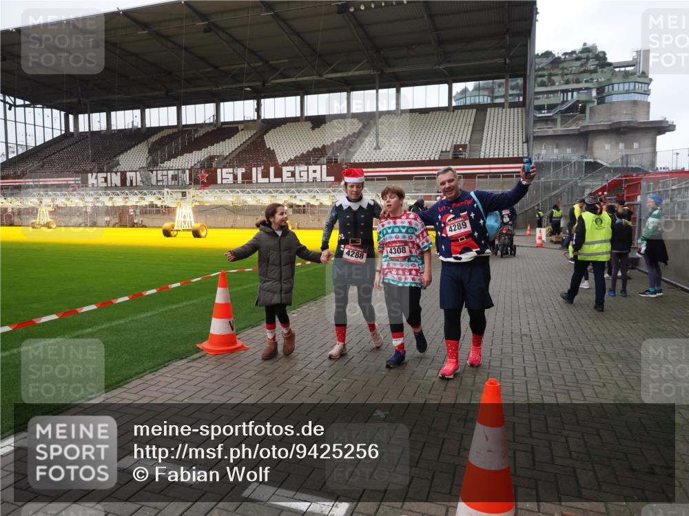 07.12.2025 - St. Pauli X-Mass-Run No. 15 Fabian Wolf http://msf.ph/oto/9425256 07.12.2025 12:12:29 Ziel 3972, 3977, 3978 meine-sportfotos.de