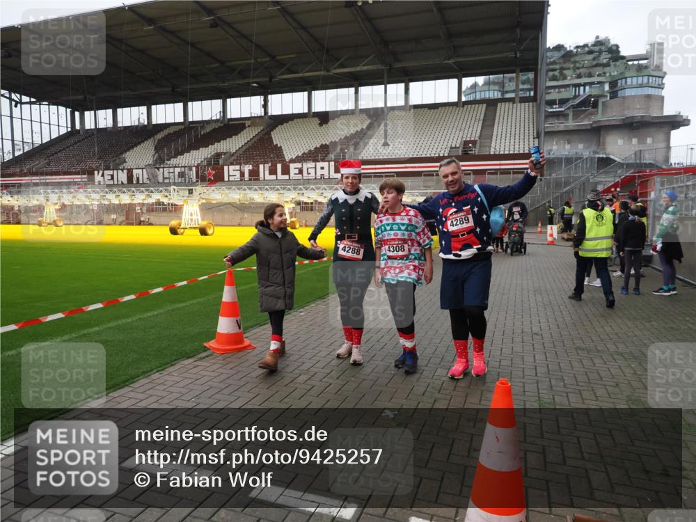 07.12.2025 - St. Pauli X-Mass-Run No. 15 Fabian Wolf http://msf.ph/oto/9425257 07.12.2025 12:12:29 Ziel 3972, 3977, 3978 meine-sportfotos.de
