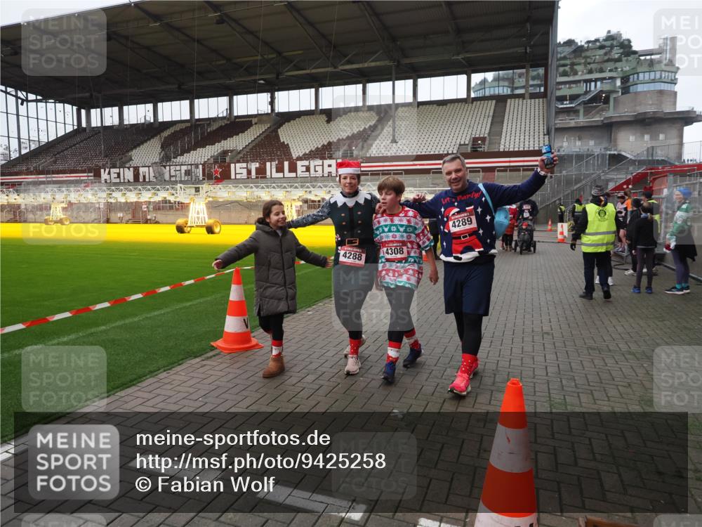07.12.2025 - St. Pauli X-Mass-Run No. 15 Fabian Wolf http://msf.ph/oto/9425258 07.12.2025 12:12:29 Ziel 3972, 3977, 3978 meine-sportfotos.de