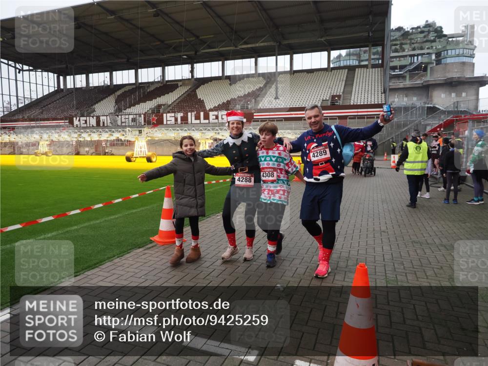 07.12.2025 - St. Pauli X-Mass-Run No. 15 Fabian Wolf http://msf.ph/oto/9425259 07.12.2025 12:12:29 Ziel 3972, 3977, 3978 meine-sportfotos.de