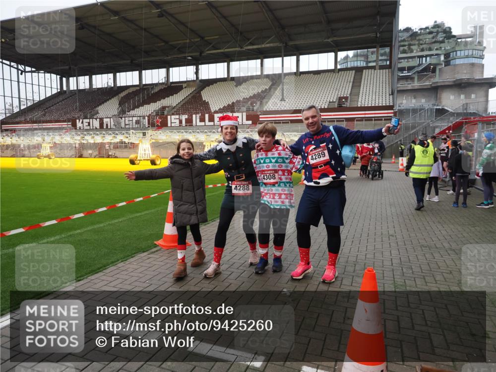 07.12.2025 - St. Pauli X-Mass-Run No. 15 Fabian Wolf http://msf.ph/oto/9425260 07.12.2025 12:12:30 Ziel 3972, 3977, 3978 meine-sportfotos.de