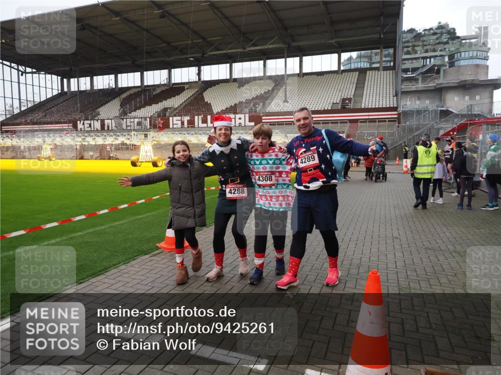 07.12.2025 - St. Pauli X-Mass-Run No. 15 Fabian Wolf http://msf.ph/oto/9425261 07.12.2025 12:12:30 Ziel 3972, 3977, 3978 meine-sportfotos.de