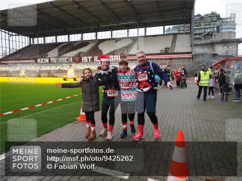 07.12.2025 - St. Pauli X-Mass-Run No. 15 Fabian Wolf http://msf.ph/oto/9425262 07.12.2025 12:12:30 Ziel 3972, 3977, 3978 meine-sportfotos.de
