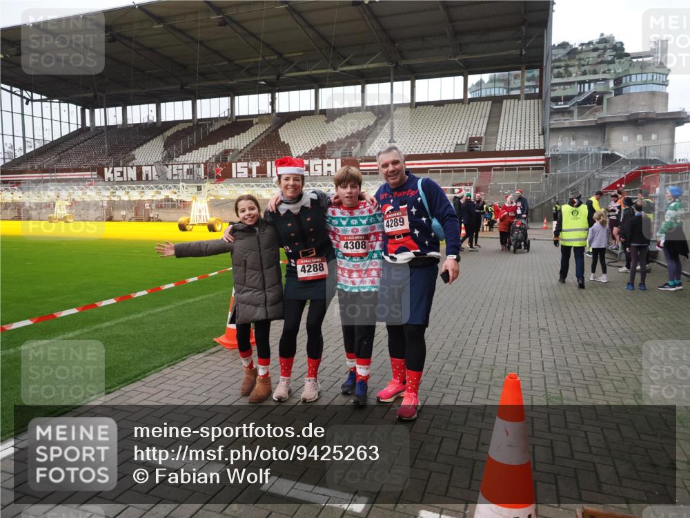 07.12.2025 - St. Pauli X-Mass-Run No. 15 Fabian Wolf http://msf.ph/oto/9425263 07.12.2025 12:12:30 Ziel 3972, 3977, 3978 meine-sportfotos.de