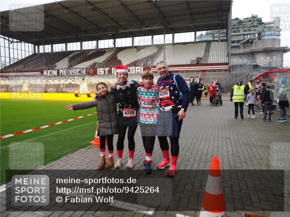 07.12.2025 - St. Pauli X-Mass-Run No. 15 Fabian Wolf http://msf.ph/oto/9425264 07.12.2025 12:12:30 Ziel 3972, 3977, 3978 meine-sportfotos.de
