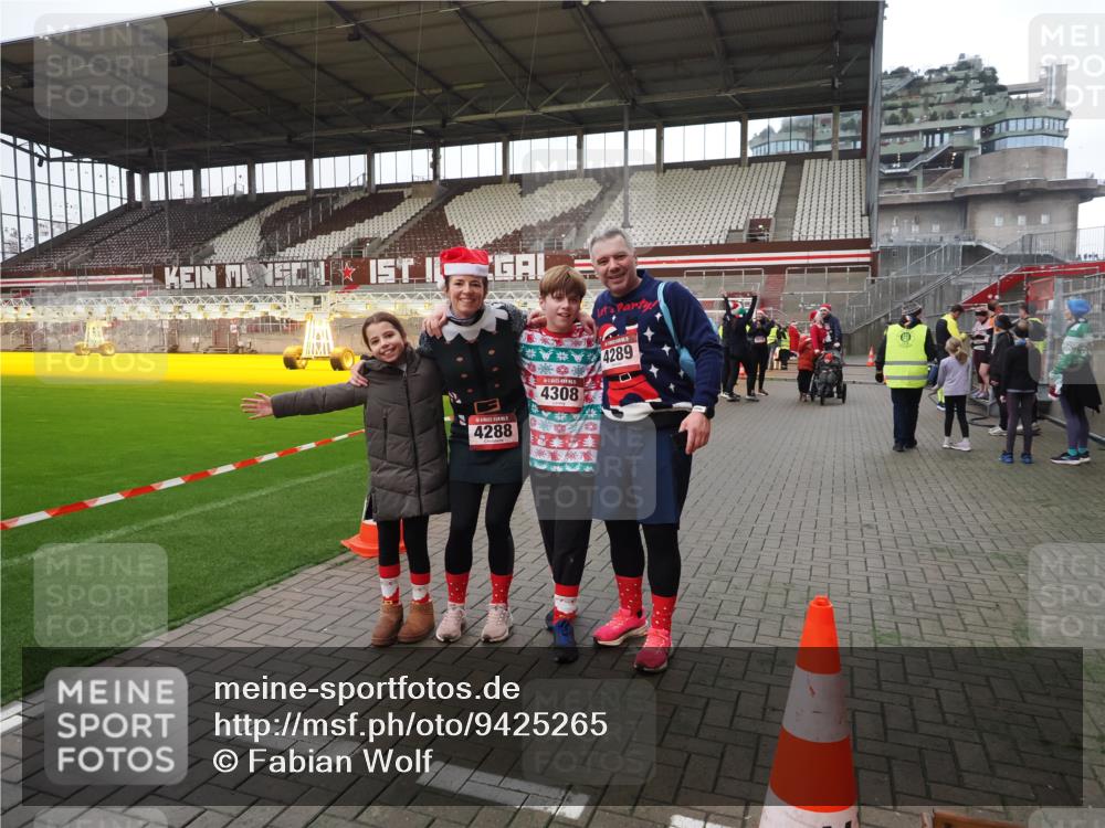 07.12.2025 - St. Pauli X-Mass-Run No. 15 Fabian Wolf http://msf.ph/oto/9425265 07.12.2025 12:12:31 Ziel 3972, 3977, 3978 meine-sportfotos.de
