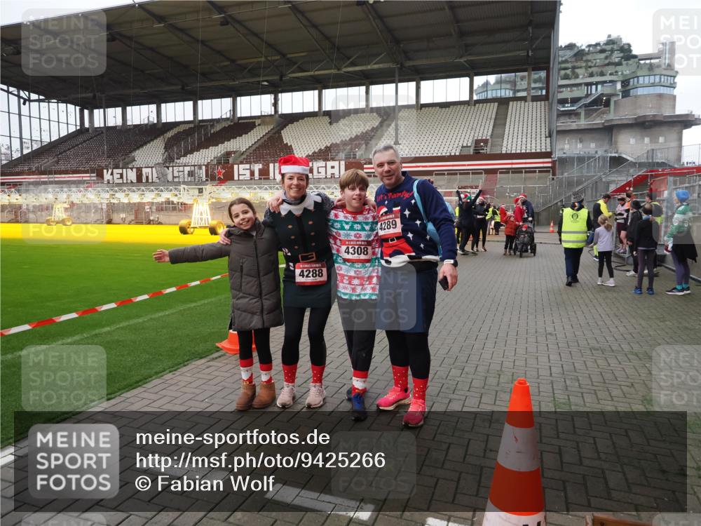 07.12.2025 - St. Pauli X-Mass-Run No. 15 Fabian Wolf http://msf.ph/oto/9425266 07.12.2025 12:12:31 Ziel 3972, 3977, 3978 meine-sportfotos.de