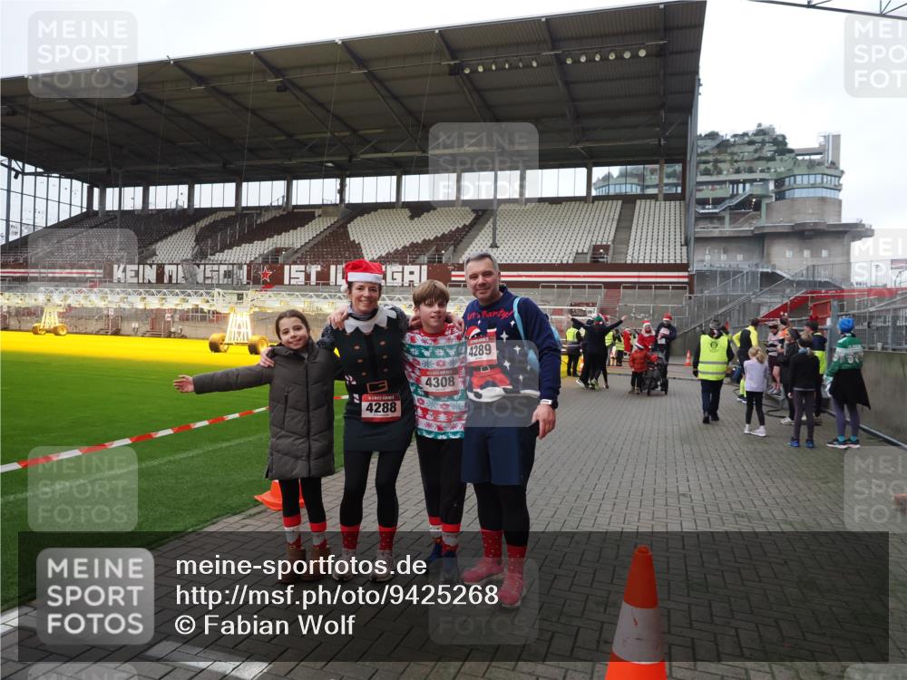 07.12.2025 - St. Pauli X-Mass-Run No. 15 Fabian Wolf http://msf.ph/oto/9425268 07.12.2025 12:12:32 Ziel 3972, 3977, 3978 meine-sportfotos.de