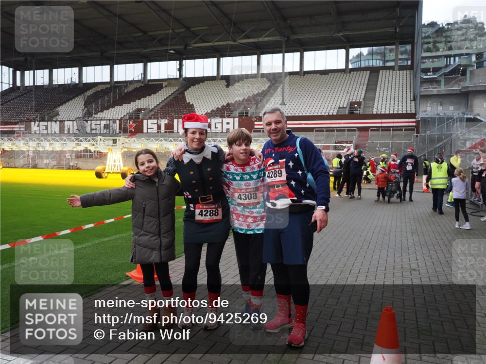 07.12.2025 - St. Pauli X-Mass-Run No. 15 Fabian Wolf http://msf.ph/oto/9425269 07.12.2025 12:12:34 Ziel 3972, 3977, 3978 meine-sportfotos.de