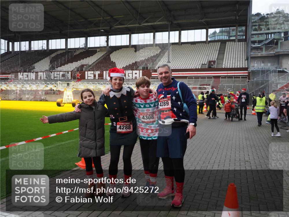 07.12.2025 - St. Pauli X-Mass-Run No. 15 Fabian Wolf http://msf.ph/oto/9425272 07.12.2025 12:12:34 Ziel 3972, 3977, 3978 meine-sportfotos.de