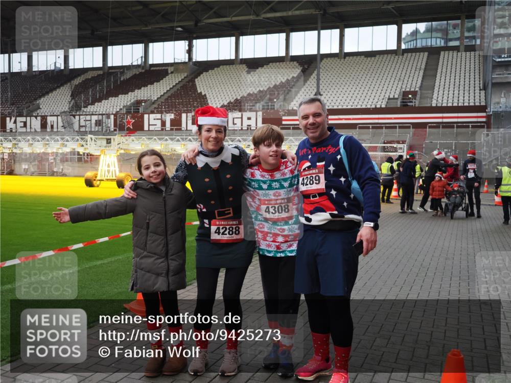 07.12.2025 - St. Pauli X-Mass-Run No. 15 Fabian Wolf http://msf.ph/oto/9425273 07.12.2025 12:12:35 Ziel 3972, 3977, 3978 meine-sportfotos.de