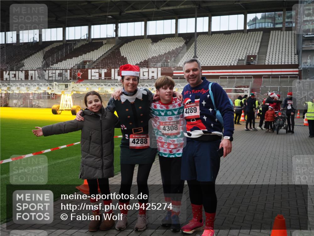 07.12.2025 - St. Pauli X-Mass-Run No. 15 Fabian Wolf http://msf.ph/oto/9425274 07.12.2025 12:12:35 Ziel 3972, 3977, 3978 meine-sportfotos.de