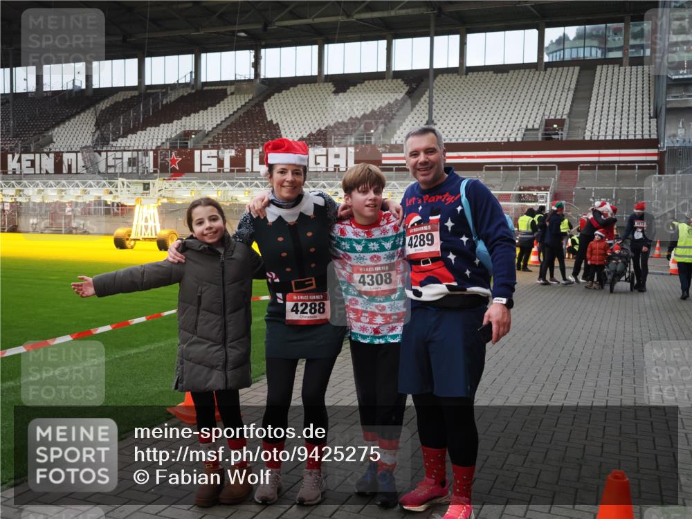 07.12.2025 - St. Pauli X-Mass-Run No. 15 Fabian Wolf http://msf.ph/oto/9425275 07.12.2025 12:12:36 Ziel 3972, 3977, 3978 meine-sportfotos.de