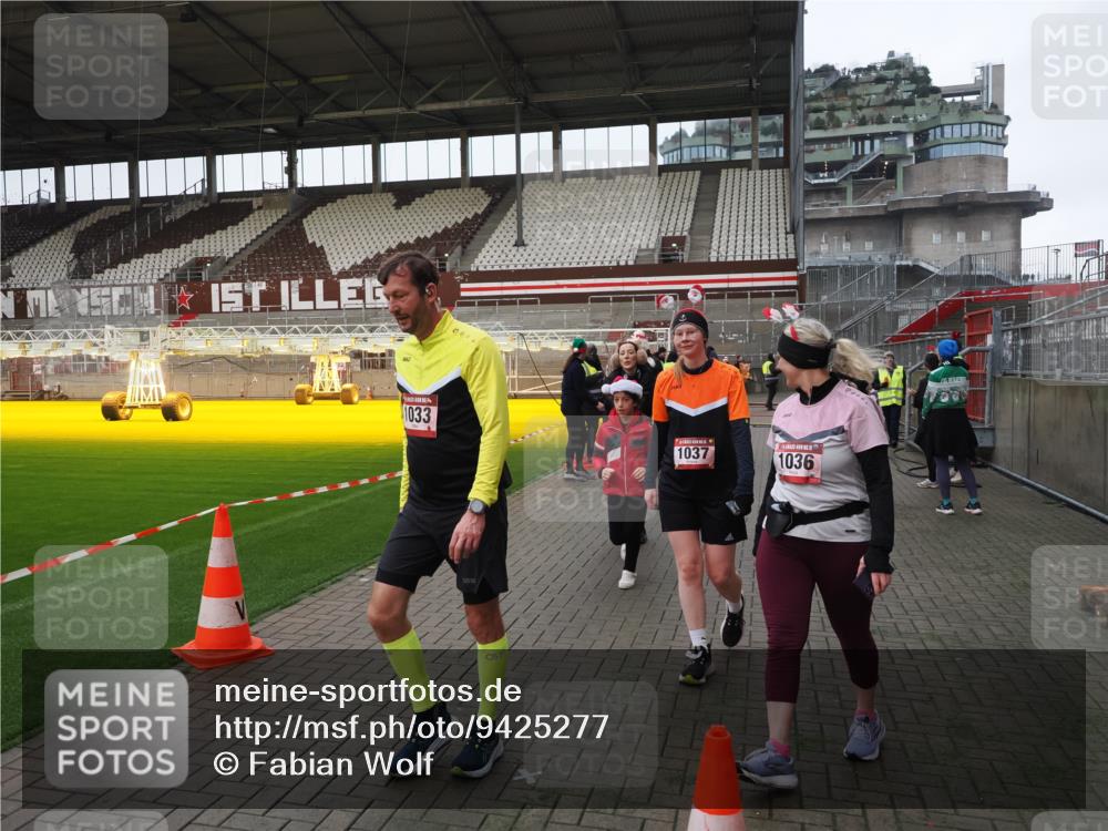 07.12.2025 - St. Pauli X-Mass-Run No. 15 Fabian Wolf http://msf.ph/oto/9425277 07.12.2025 12:12:55 Ziel 1500, 1503 meine-sportfotos.de