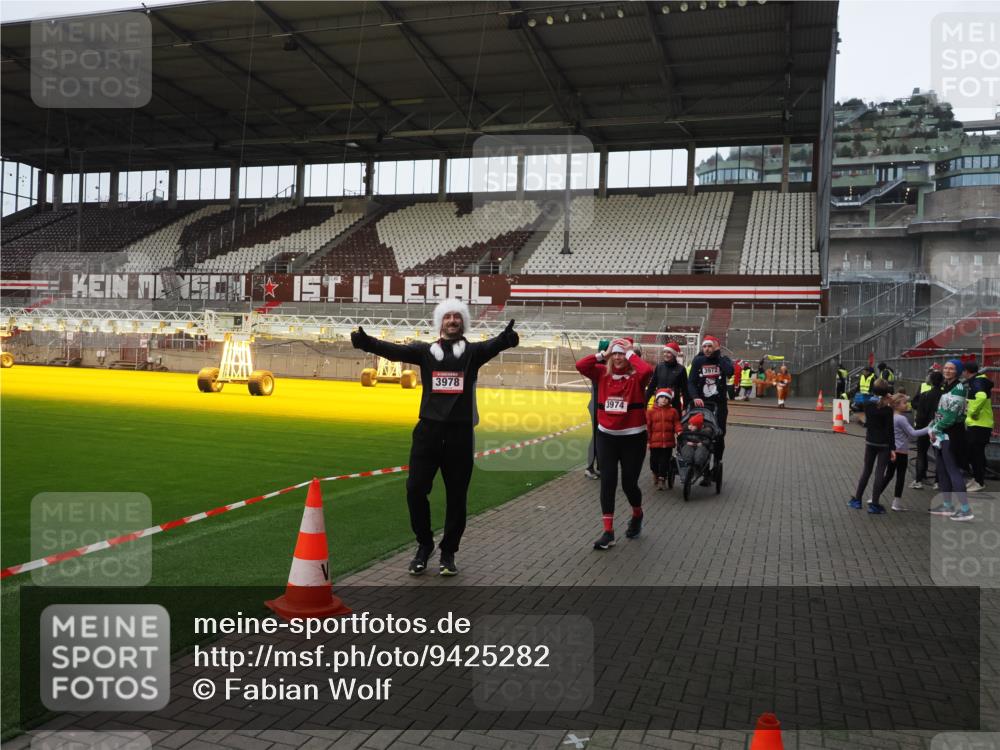 07.12.2025 - St. Pauli X-Mass-Run No. 15 Fabian Wolf http://msf.ph/oto/9425282 07.12.2025 12:13:01 Ziel 1500, 1503 meine-sportfotos.de